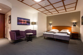 Photo by: Stian Klaussen, Vizuelli Superior Extra Room, bed and armchairs
